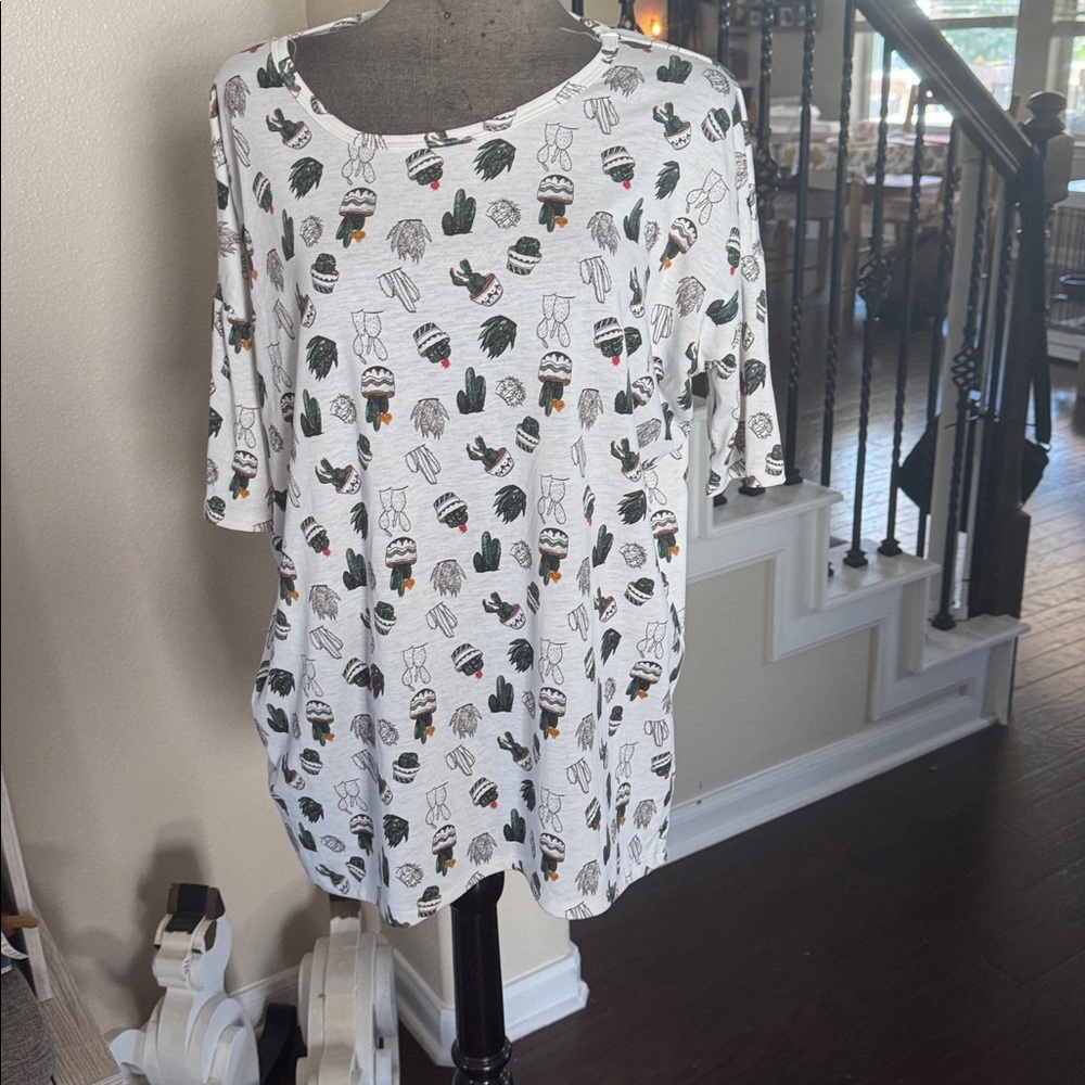 LuLaRoe cactus Irma Top